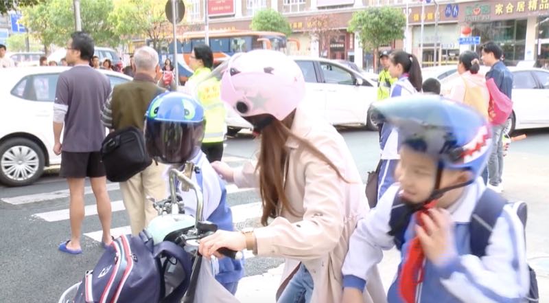读特警视 | 骑电单车接送小孩记得戴头盔！别光给自己戴 孩子也要戴