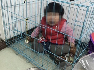 警方通报来了！网传潮州女童被关笼中遭虐，系其父斗气摆拍