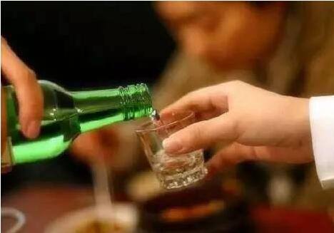 两男子借酒“壮胆”损坏汽车多辆  作案后“淡定”回家  