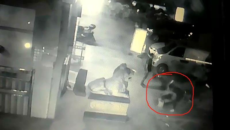 3男子大闹宵夜摊，女子好心劝说反被武力逼迫当其女友
