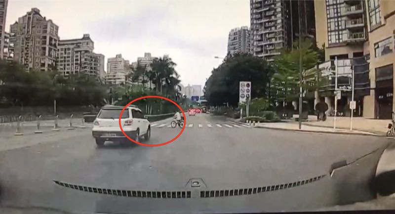 读特警视｜斑马线前没减速 七旬老人被撞身亡