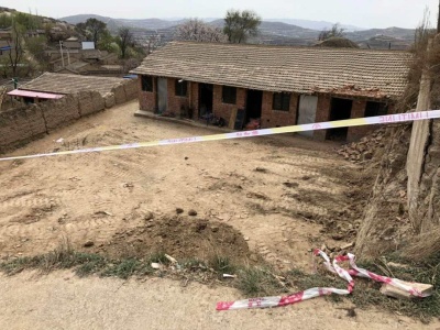 甘肃通渭崖体滑坡摧毁房屋后墙，致2人遇难5人受伤