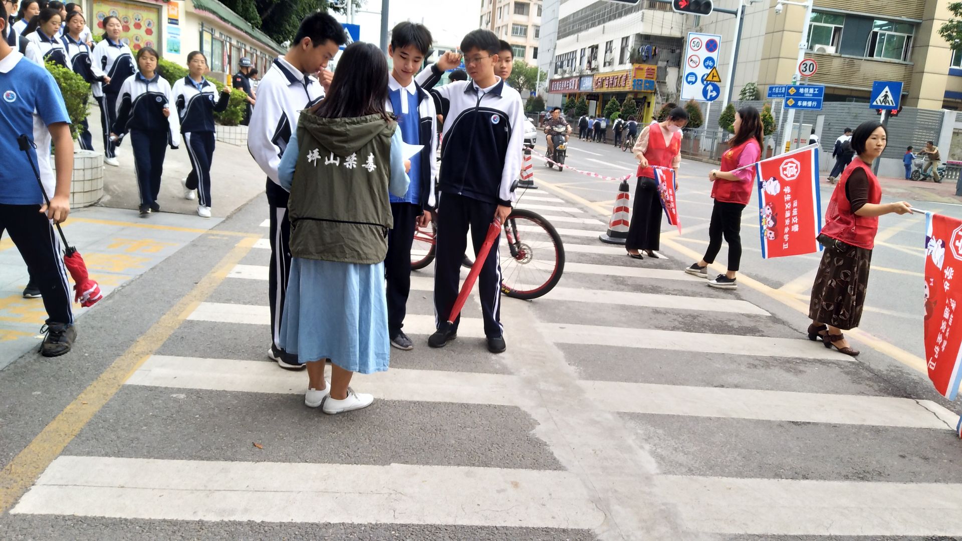 “聪明药”不能乱吃！坑梓街道禁毒社工上街宣传禁毒知识