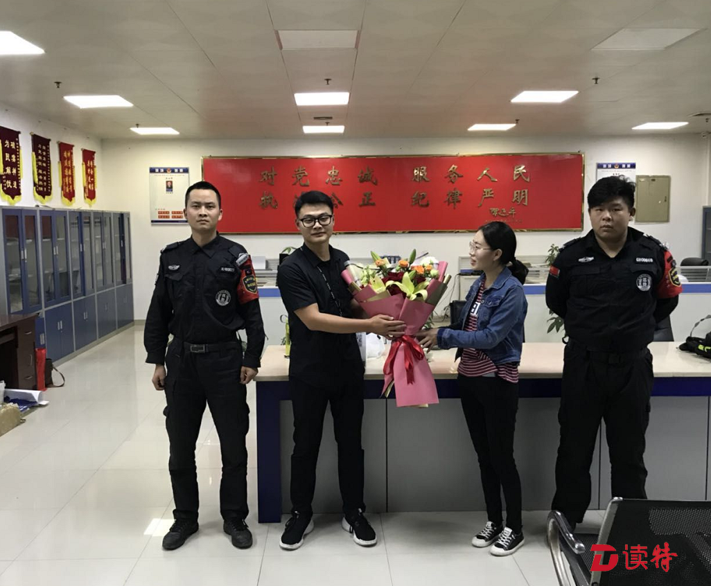 “把花送给最可爱的你们” 民警找回钱包市民送来鲜花  