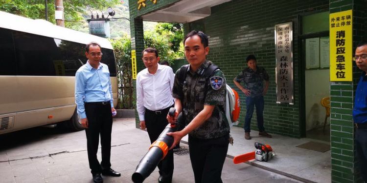 区委书记王强等领导率队到大南山登山口突击检查森林防火工作