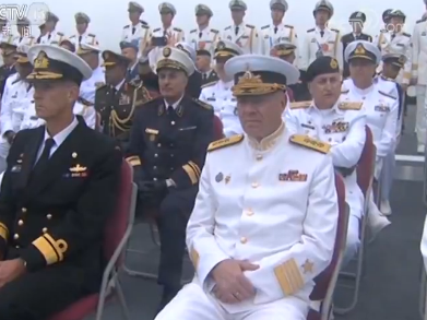习近平检阅受邀参加海上阅兵活动的13国海军舰艇