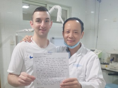 英国小伙耳朵痒了4个多月，来深圳旅游意外在社康治好了