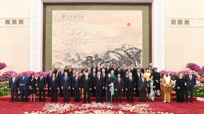 习近平和彭丽媛欢迎出席第二届“一带一路”国际合作高峰论坛的外方领导人夫妇及嘉宾