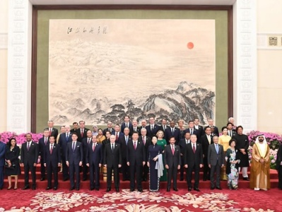 习近平和彭丽媛欢迎出席第二届“一带一路”国际合作高峰论坛的外方领导人夫妇及嘉宾