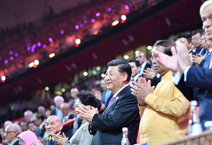 习近平和彭丽媛同出席亚洲文明对话大会的外方领导人夫妇共同出席亚洲文化嘉年华活动