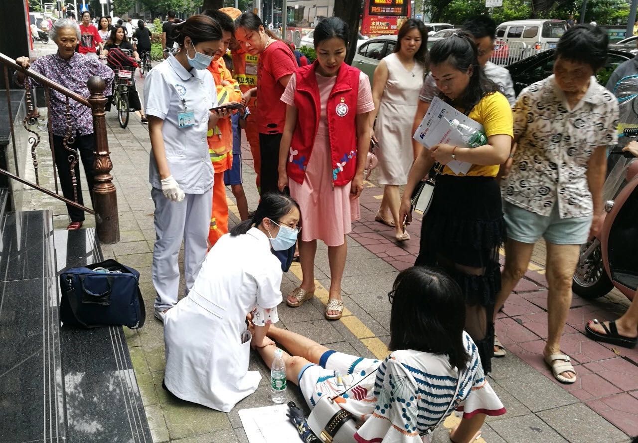 社康医护人员及时救助市民！“党建+服务”让翠竹街道更有温度