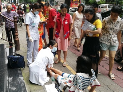 社康医护人员及时救助市民！“党建+服务”让翠竹街道更有温度