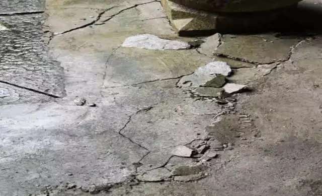 暴雨过后出现地陷！河源连平一乡村惊现24米深水坑！