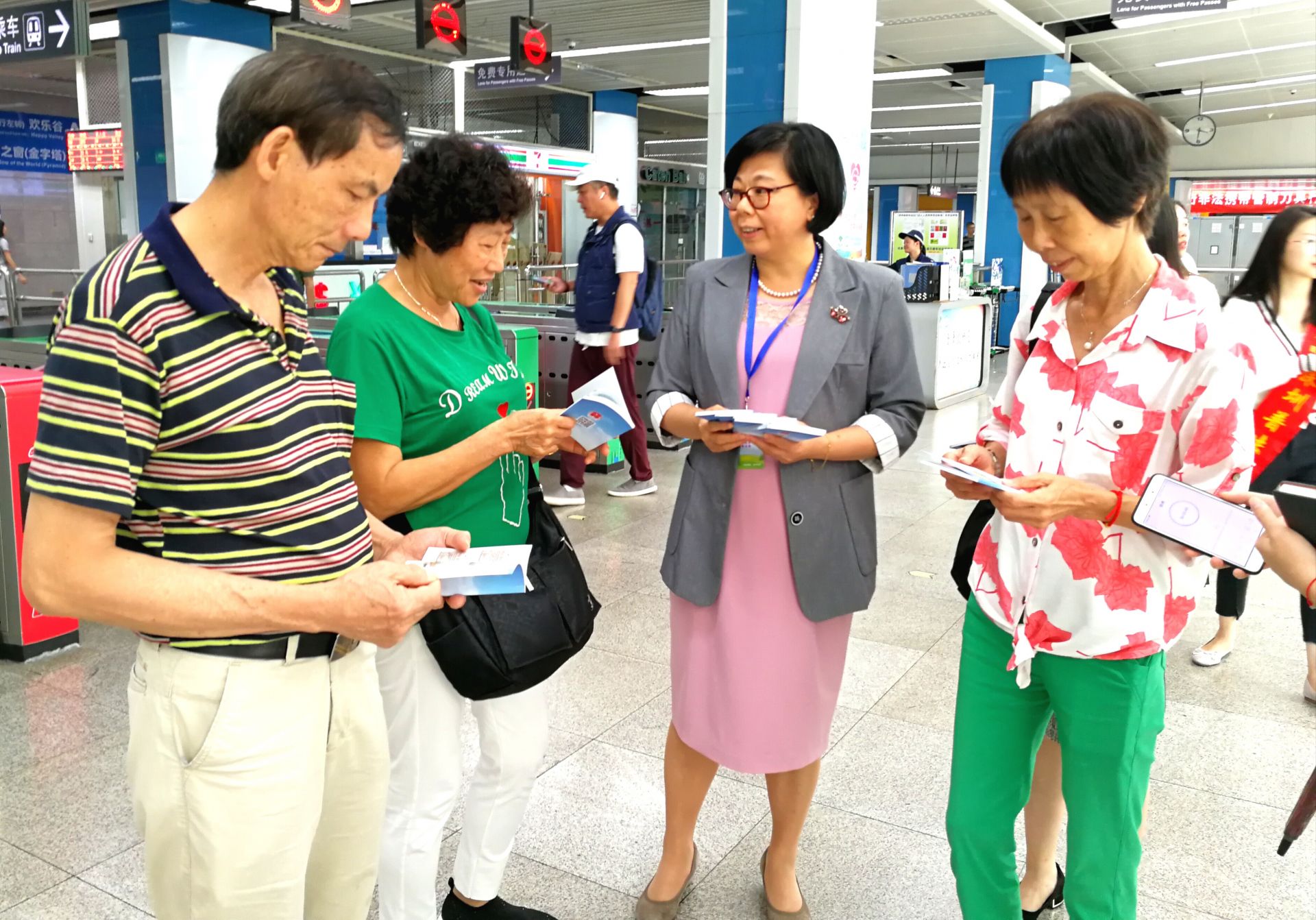 市普法办积极开展扫黑除恶普法宣传，提升群众安全感 