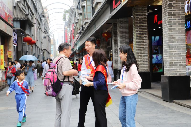 市普法办市司法局街头为市民派发“扫黑除恶”口袋书  