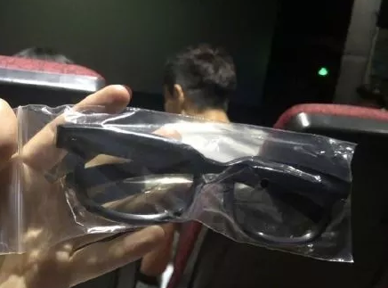 看3D电影要自费购买3D眼镜，影院的套路比戏路深