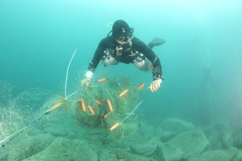 公益海底捞！18名潜水爱好者潜入海底清扫海洋垃圾