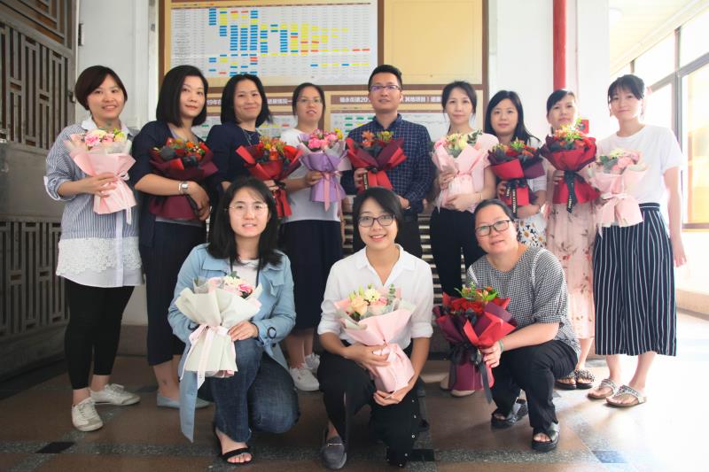 母亲节来临 福永城建系统把鲜花送给“妈妈们”