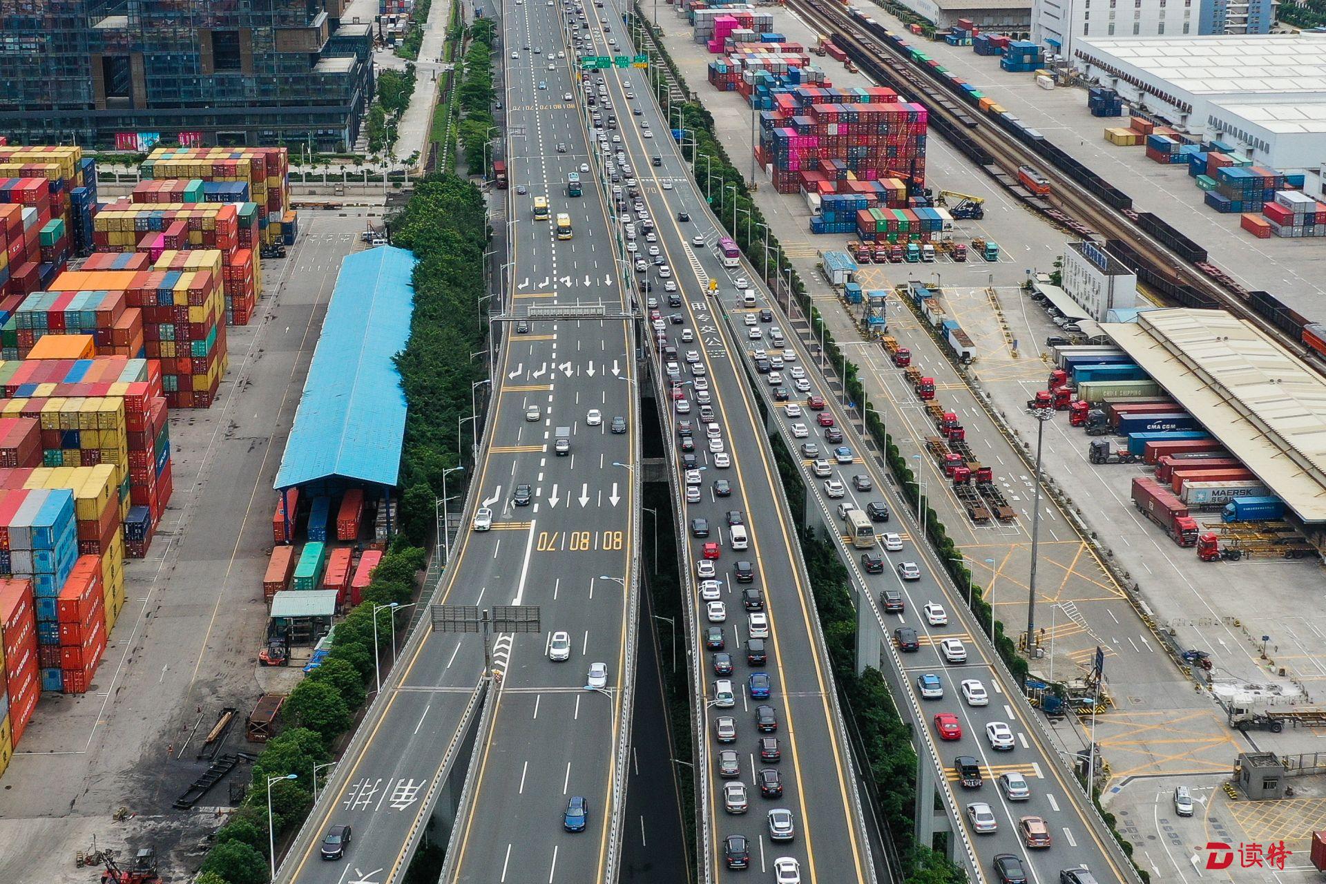 假期首日，我市部分道路通行压力大