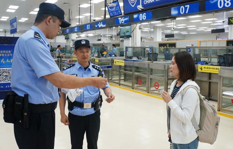 刚过皇岗口岸，证件却丢了！关键时刻边检民警出手