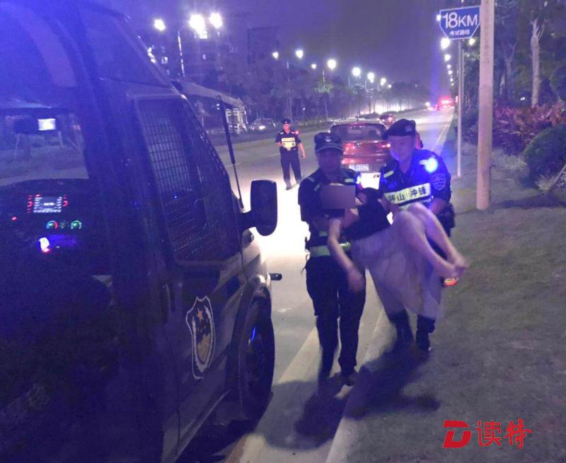 妻子车内高烧昏迷不醒，丈夫开车紧急求助路边警察