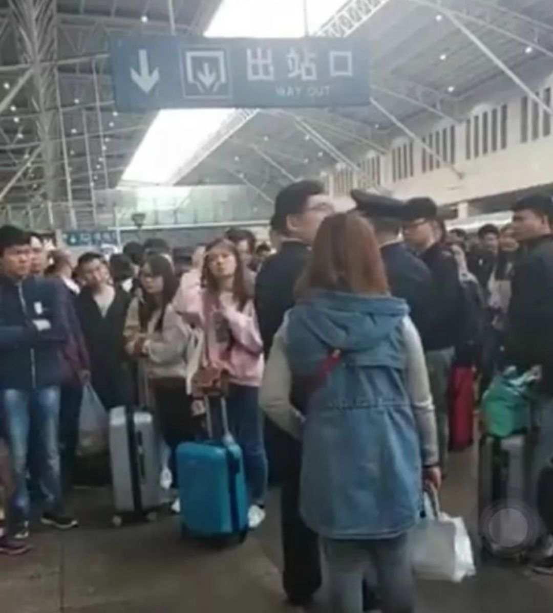 竟被“堵”在火车上，网友：凭什么让守规矩的吃亏！