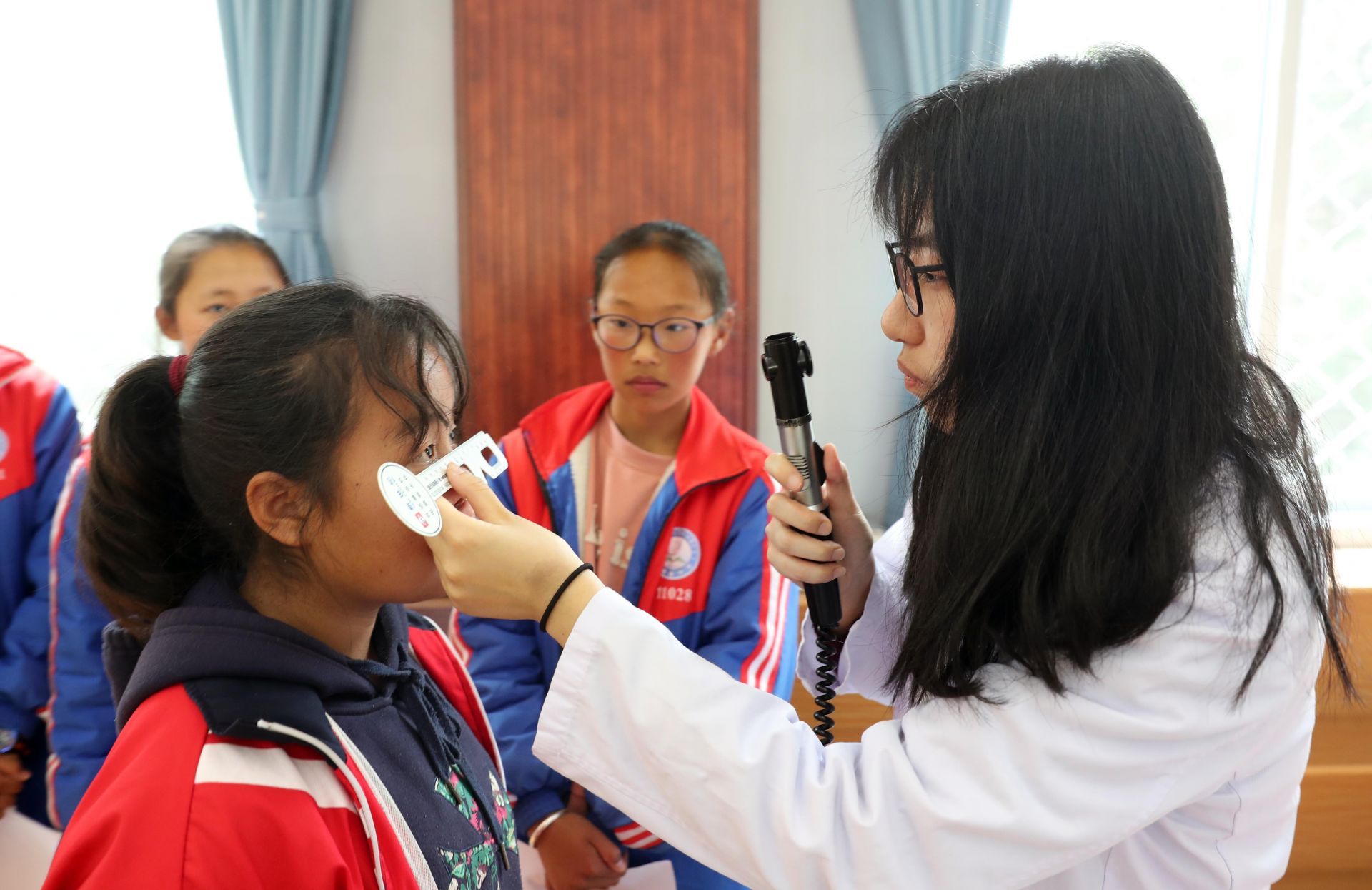 如何爱眼护牙？广东医疗专家到西藏察隅为中小学生查病解惑送温暖