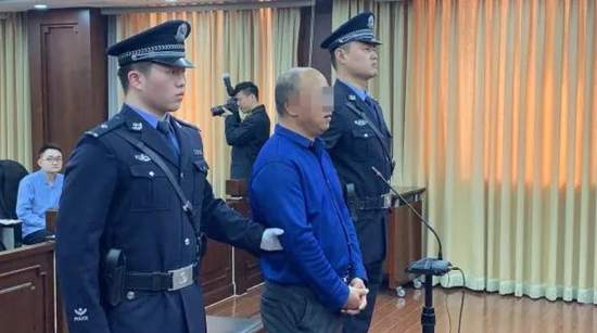男子往锅里扔死老鼠索五百万 敲诈海底捞获刑3年