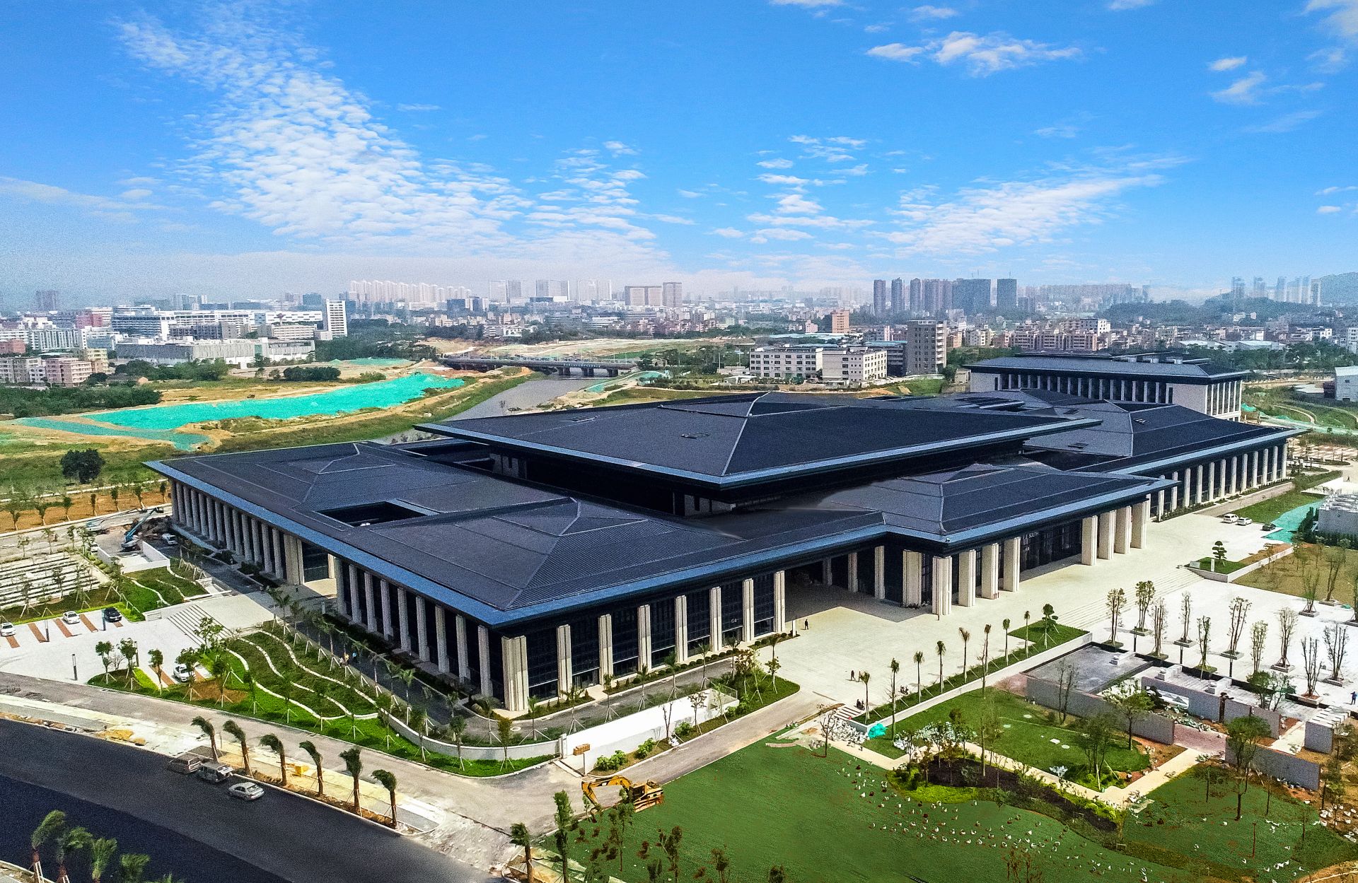 深圳坪山高新区综合服务中心项目顺利通过竣工验收