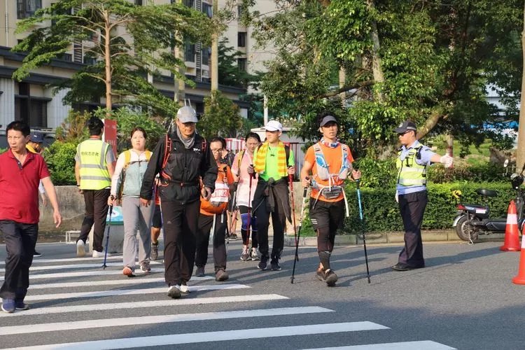 大鹏警方500警力服务“磨坊百公里越野赛”
