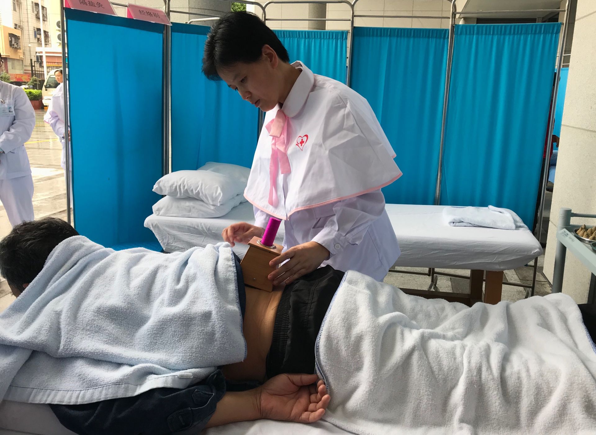 广中医深圳医院开展“中医护理服务 百姓助力健康”义诊活动