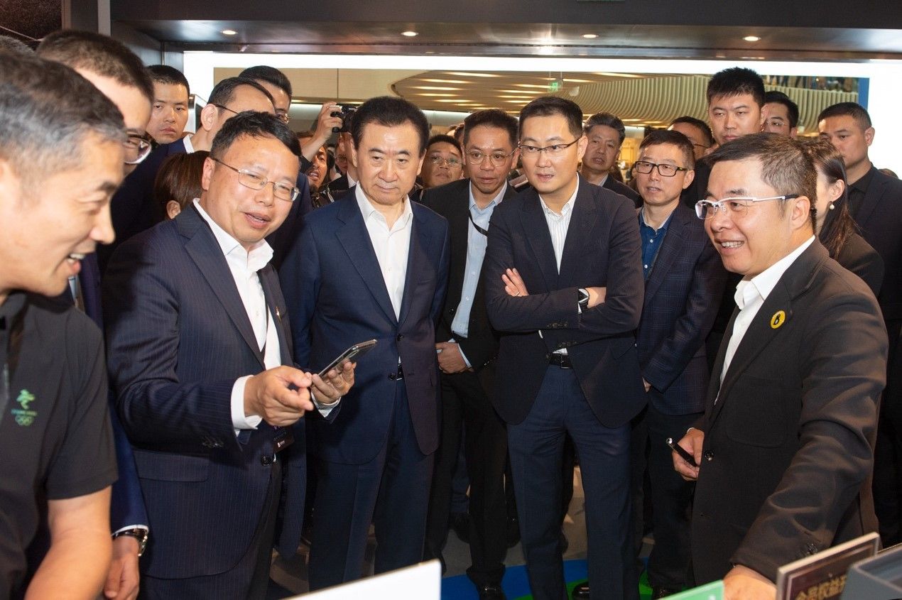 马化腾王健林一起逛街，体验微信支付“智慧商圈2.0”