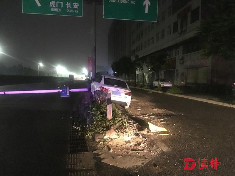 醉驾还看手机 司机撞灭路灯一大片