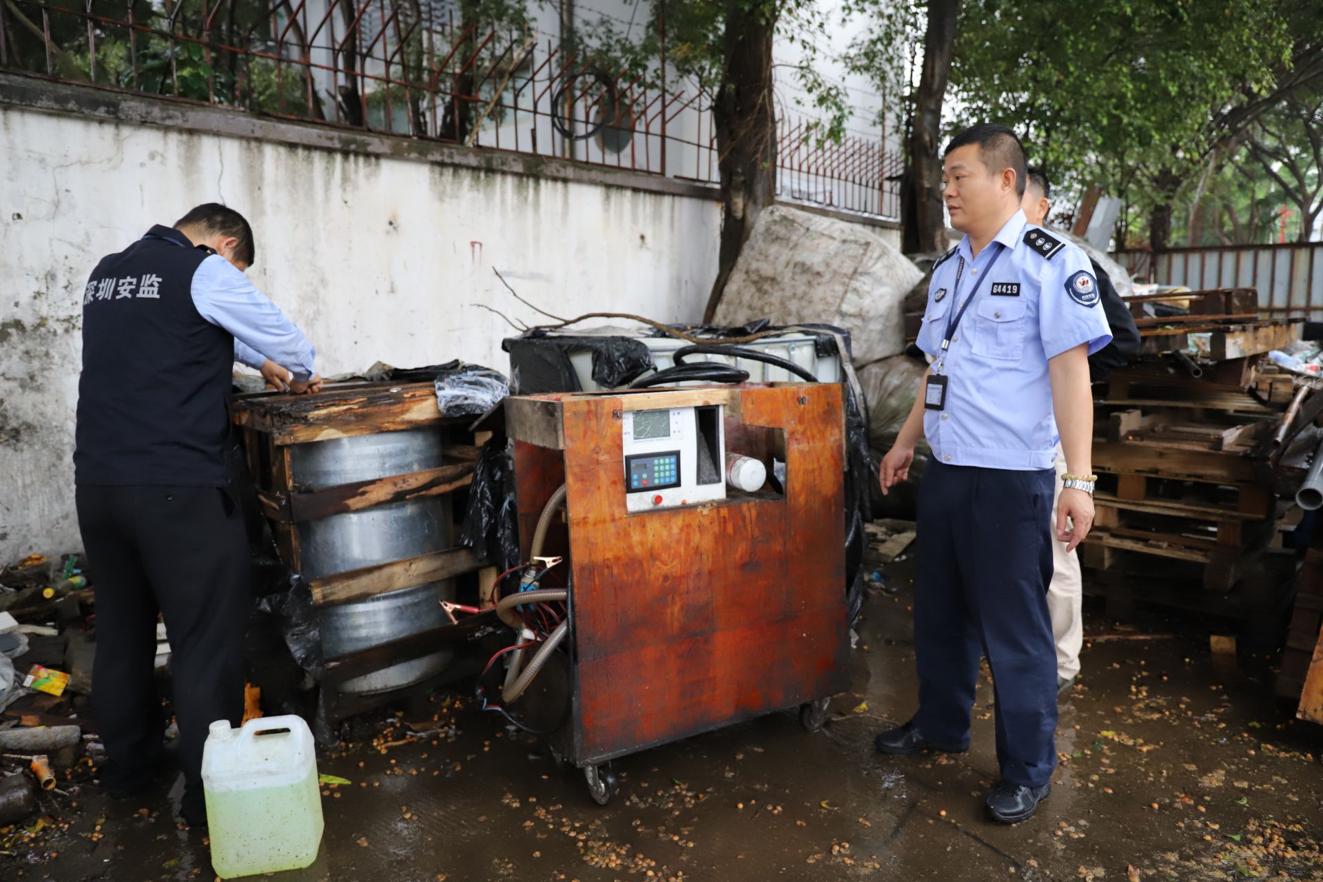加油吗？一升便宜两块钱！垃圾堆暗藏“黑加油站”被查
