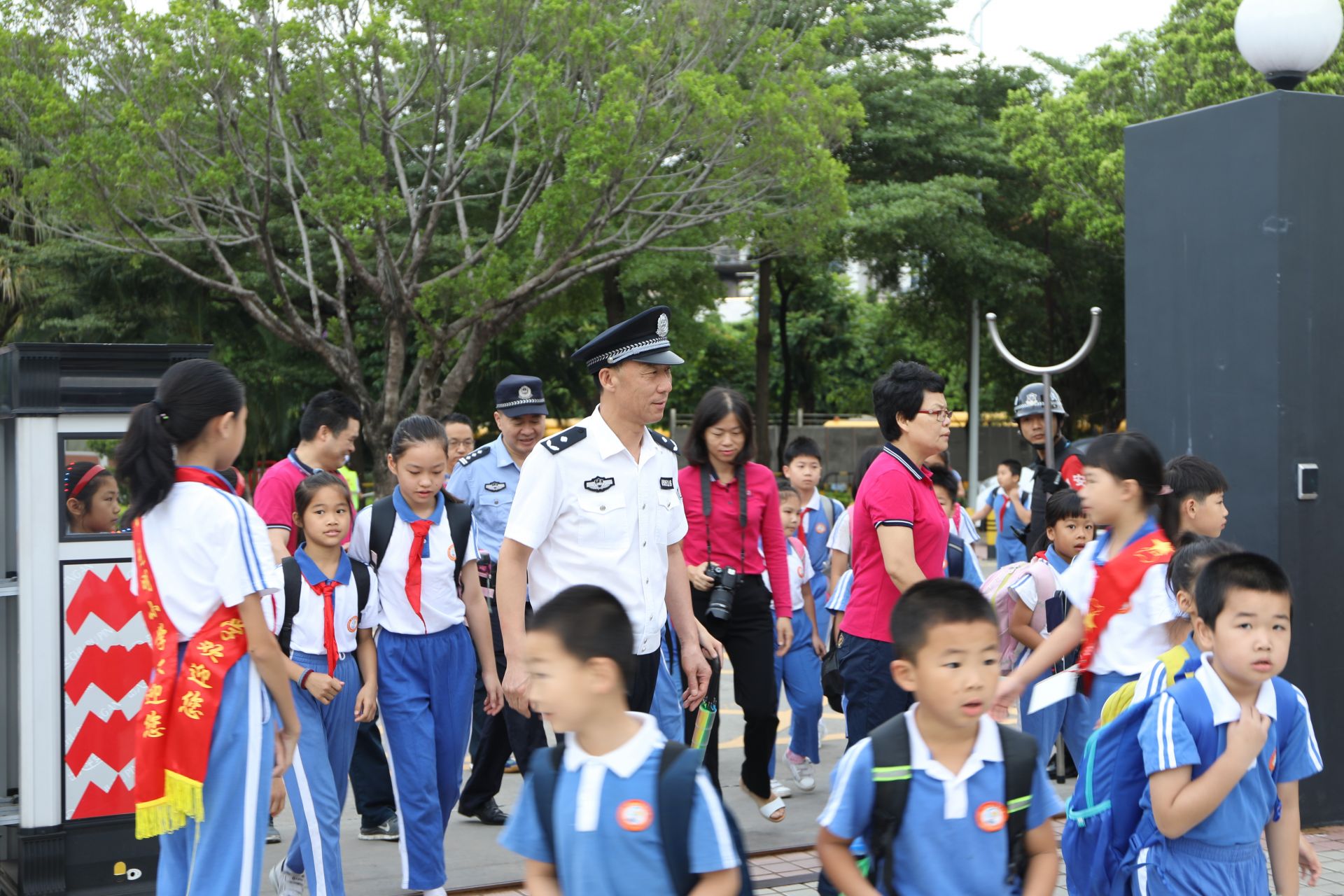 巡逻值守学生聚集区域！光明警方全力护航校园安全
