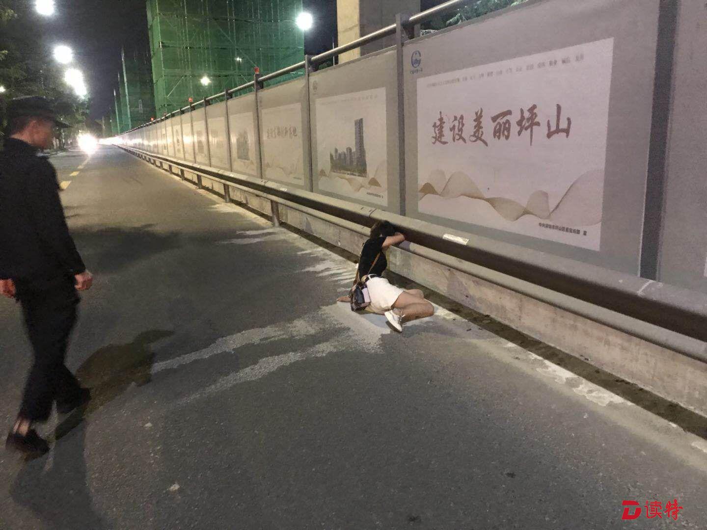 女子凌晨晕倒马路  坪山民警及时施救