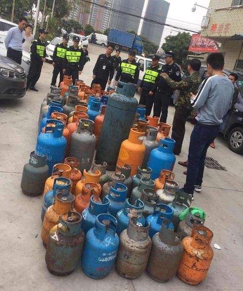 深圳城管部门一年来没收“黑煤气”近5万瓶
