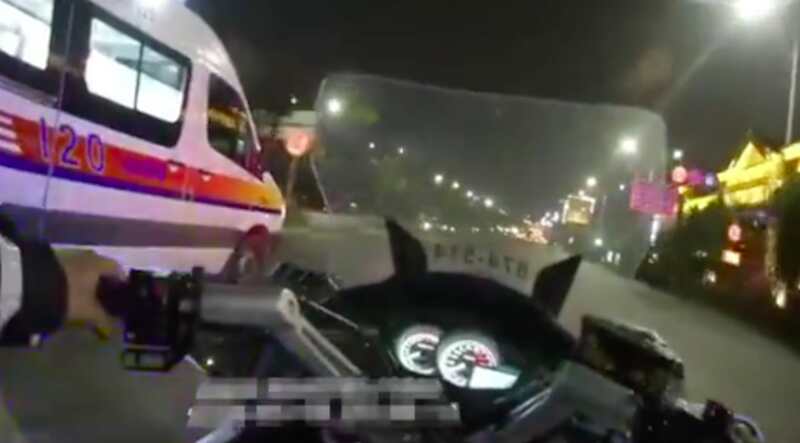 读特警视｜急救车路上紧急求助！交警铁骑滚动护送