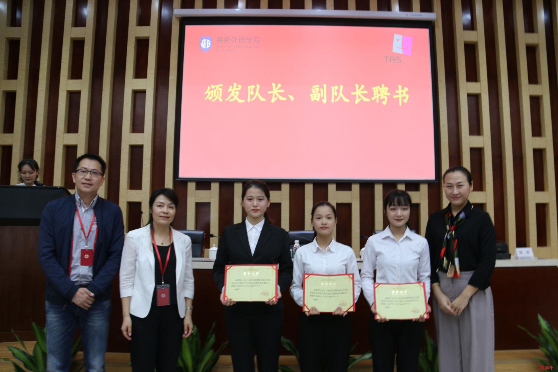 深圳成立首支大学生外语志愿服务队