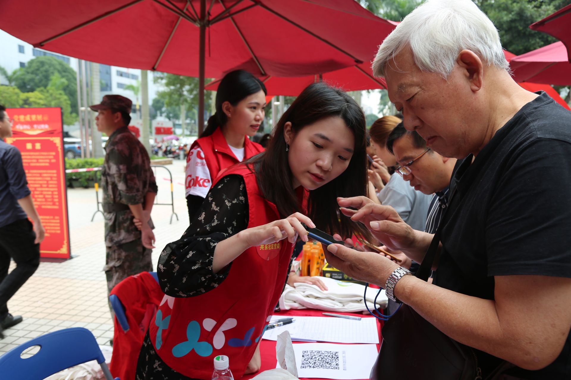 西乡街道集中揭牌一批“两新”党支部和小区党支部  