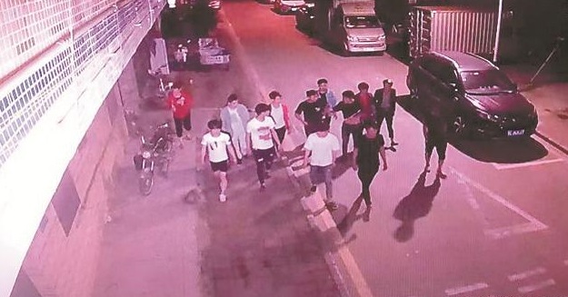 两伙人深夜持械街头“火拼” ，坪山警方刑拘斗殴人员19人