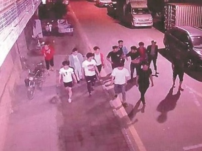两伙人深夜持械街头“火拼” ，坪山警方刑拘斗殴人员19人