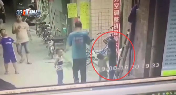 痛心！龙岗一4岁男童被56公斤重氧气瓶砸倒重伤，谁该负责？