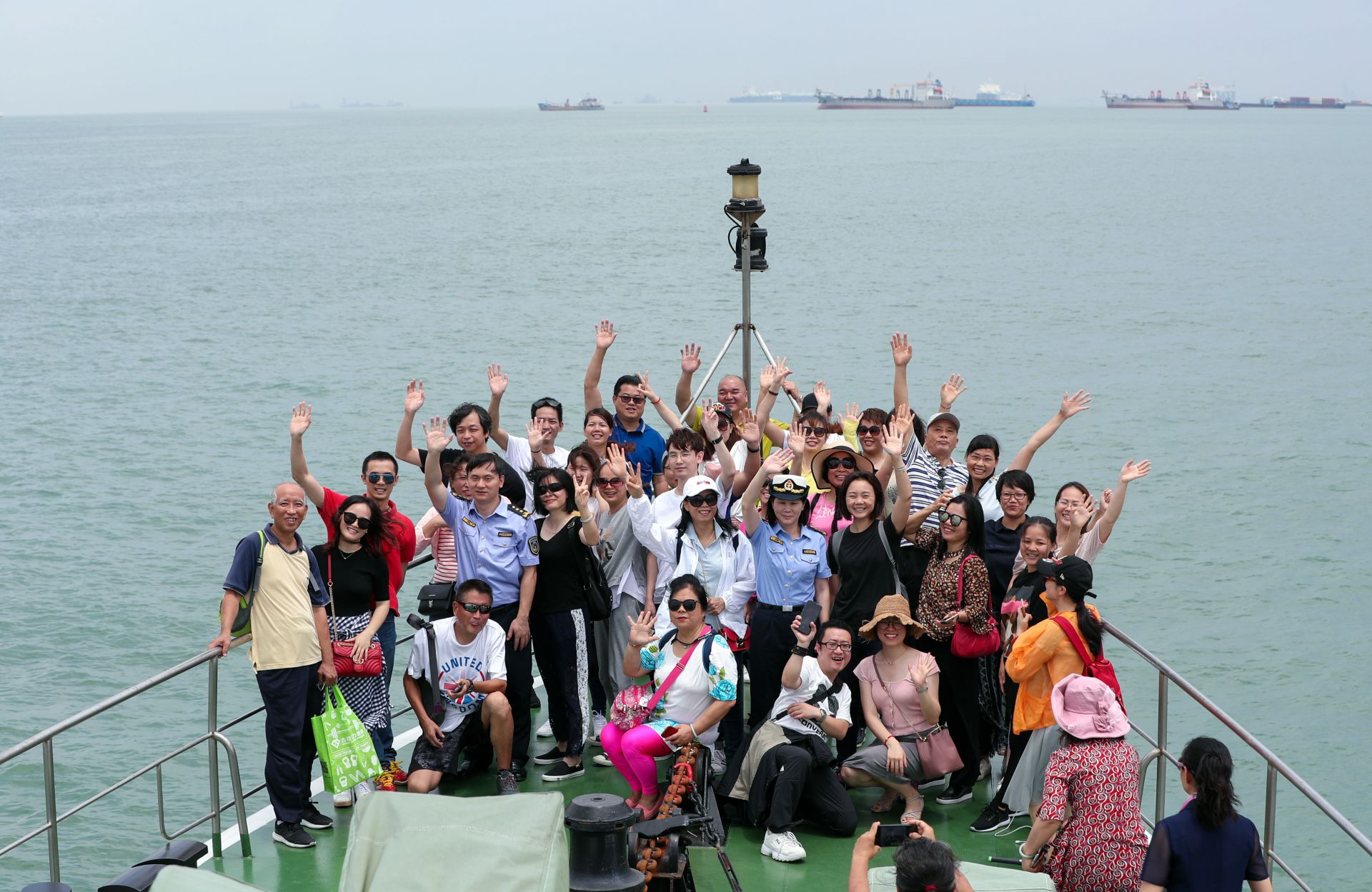 迎接“世界海洋日” 百名市民登船游览深圳西部海域美景