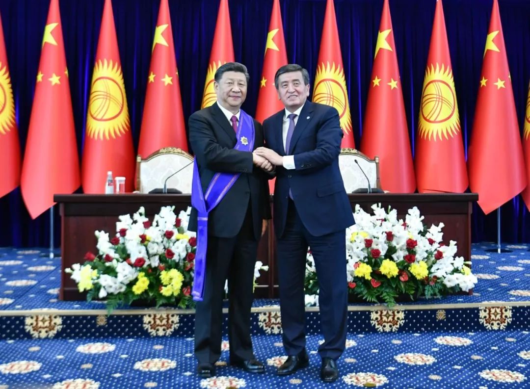 习近平接受吉尔吉斯斯坦总统热恩别科夫授予“玛纳斯”一级勋章