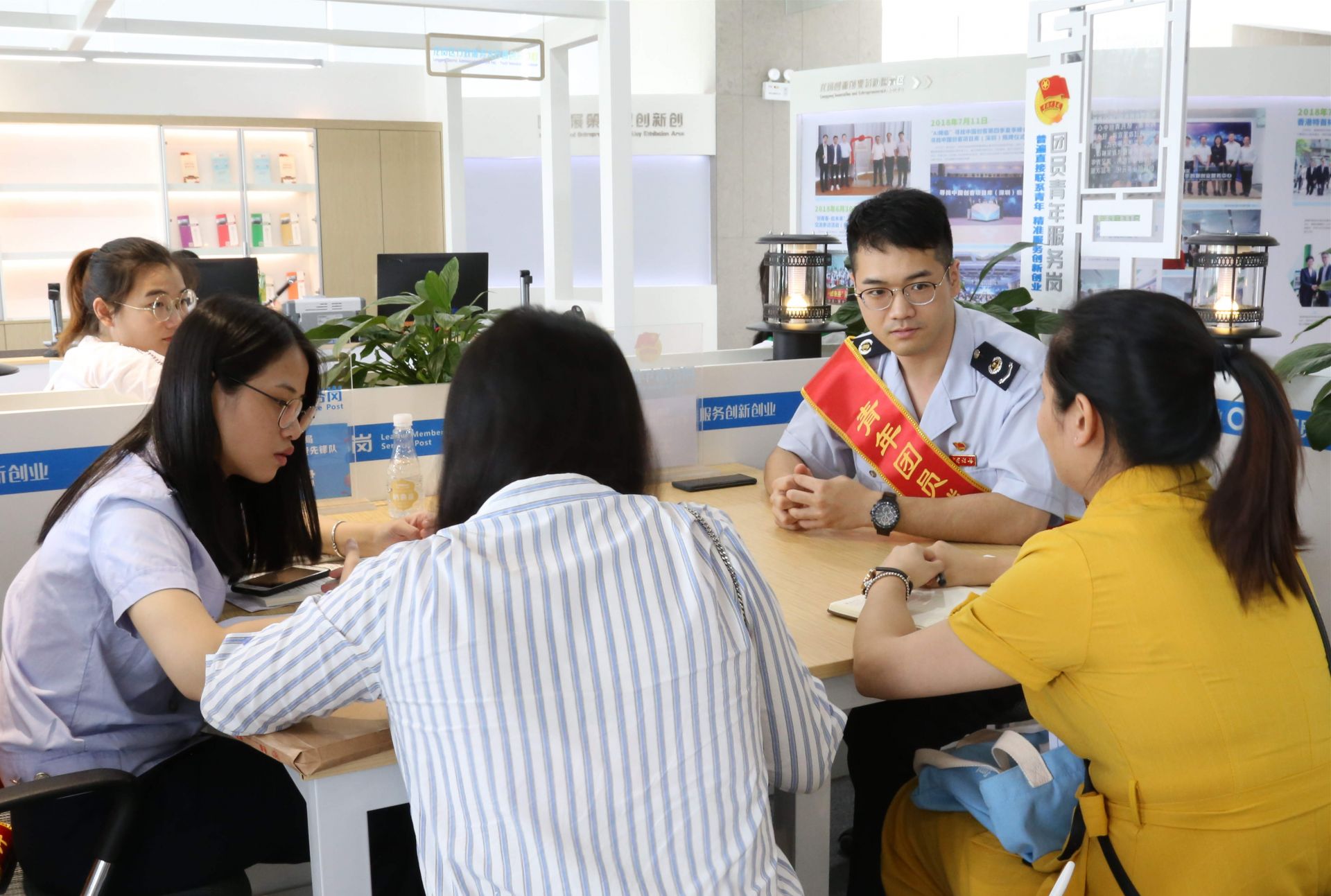 龙岗税务局团员送服务上门，驻点“问诊”双创企业涉税疑惑