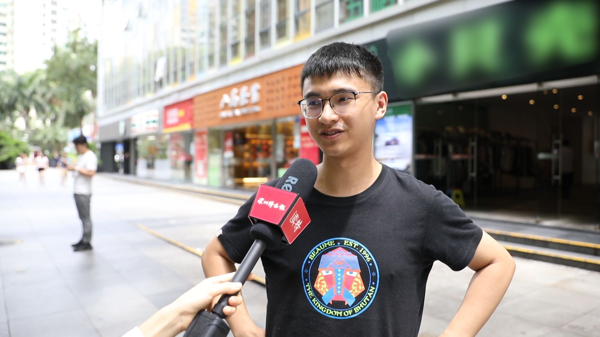 新闻路上说说说丨12元请外卖小哥代扔垃圾，你能接受吗？