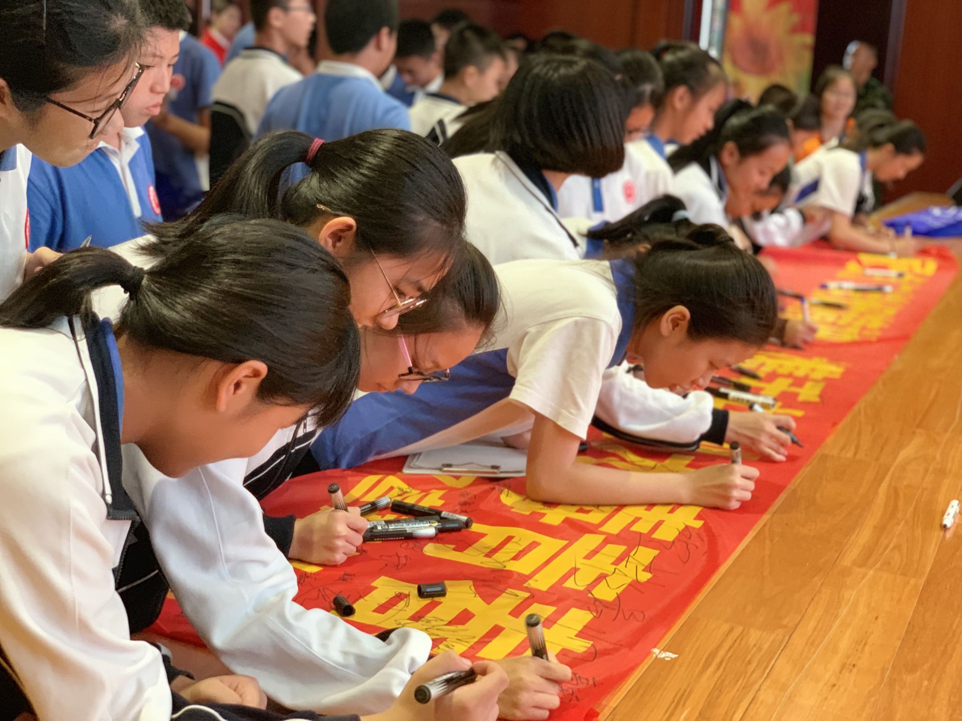 福永300名学生集体禁毒宣誓 共创无毒校园