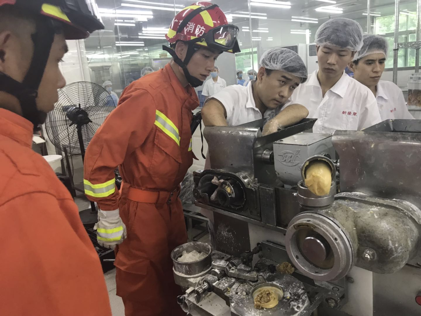看着都疼！龙岗一工人作业时手不慎卡进机器……