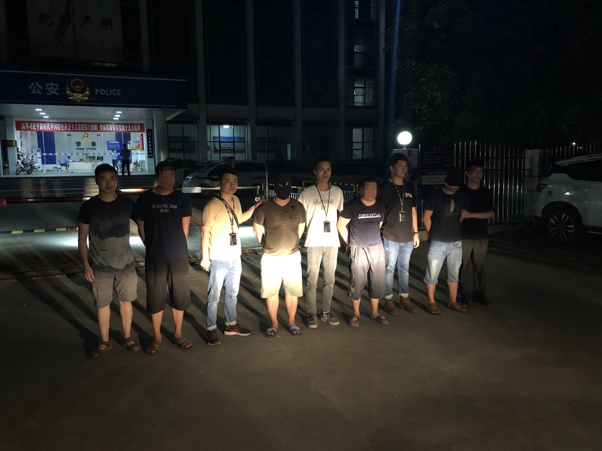 “泡”网吧“泡”出一伙蟊贼，五人结伙盗窃铜线被一网打尽